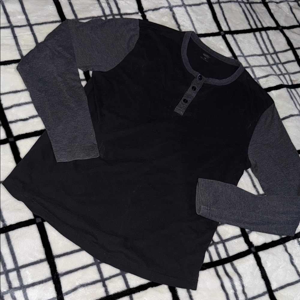 Old Navy Black and Gray Long Sleeve Tee - Picture 3 of 4